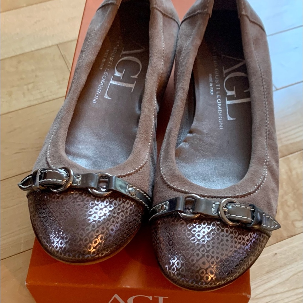 AGL cap toe ballet flat in suede